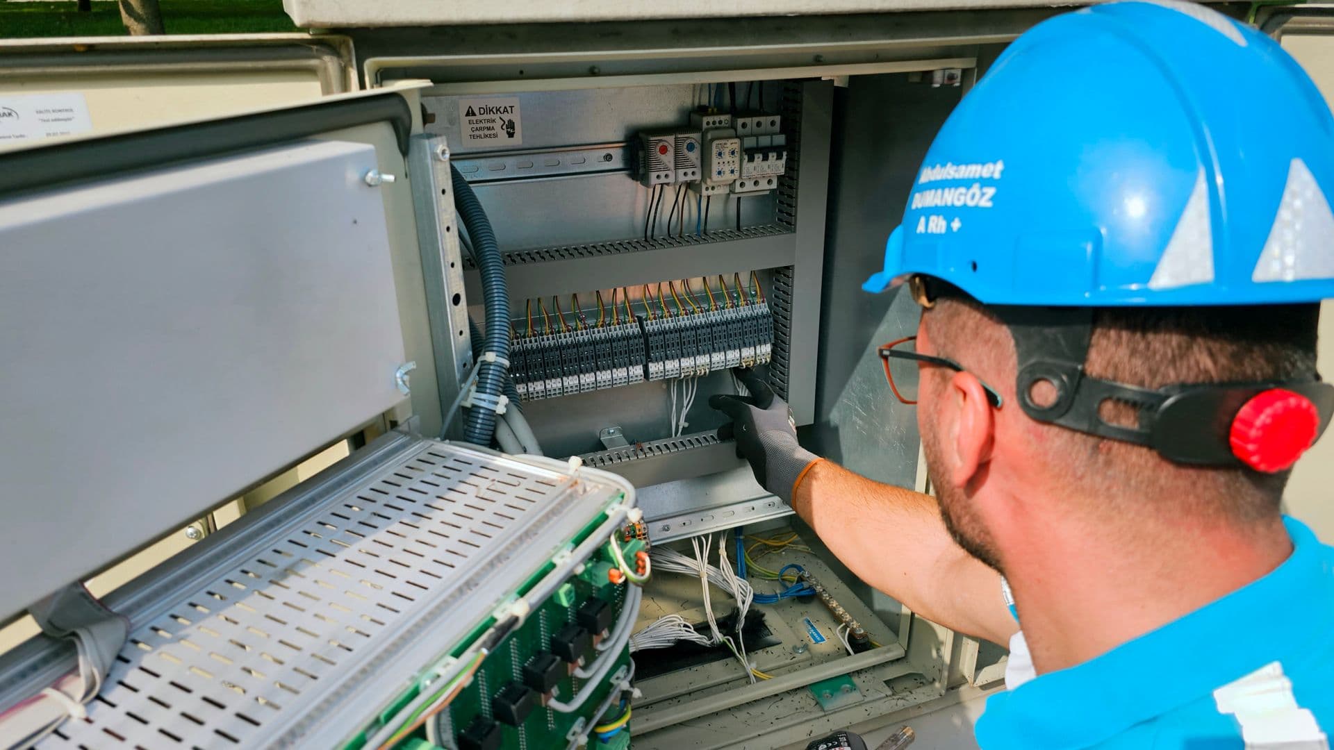 Pano başında elektrik teknisyeni